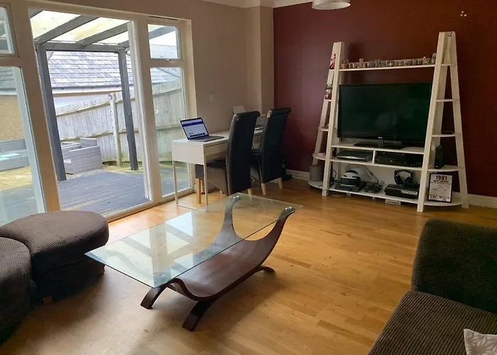 Entire Family Entertainment Holiday Home - 3 X Floors - Free Parking - Games Room - Private Garden - Workspace And Wifi 112Mb - Self Check-In