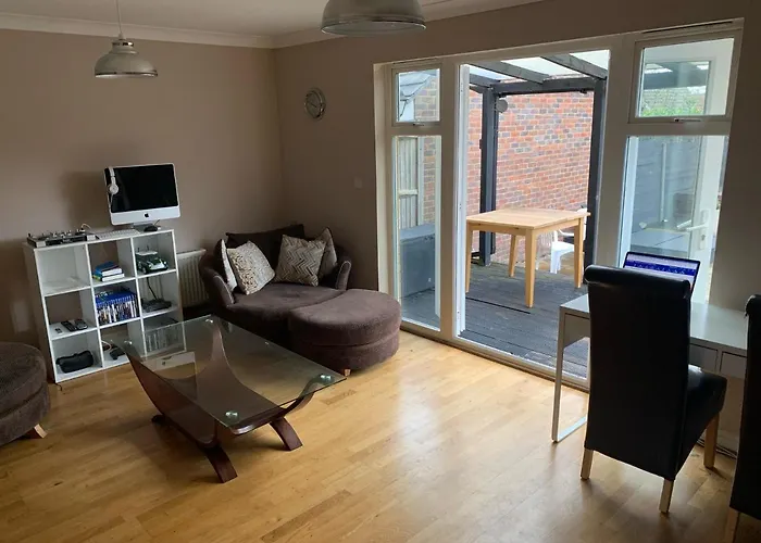 Entire Family Entertainment Holiday Home - 3 X Floors - Free Parking - Games Room - Private Garden - Workspace And Wifi 112Mb - Self Check-In
