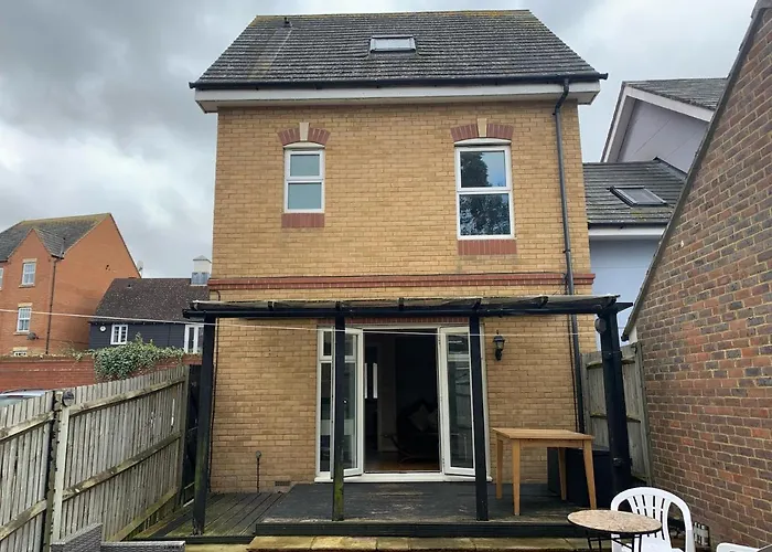 Entire Family Entertainment Holiday Home - 3 X Floors - Free Parking - Games Room - Private Garden - Workspace And Wifi 112Mb - Self Check-In